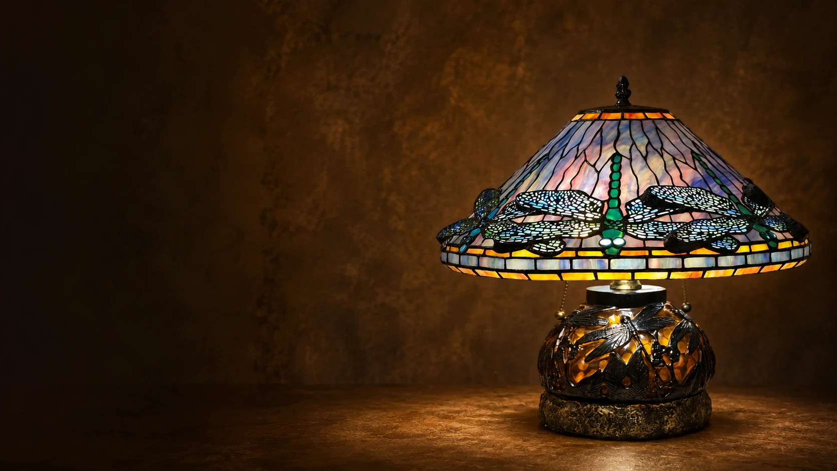 Lampa witrażowa Ważki w nastrojowej aranżacji