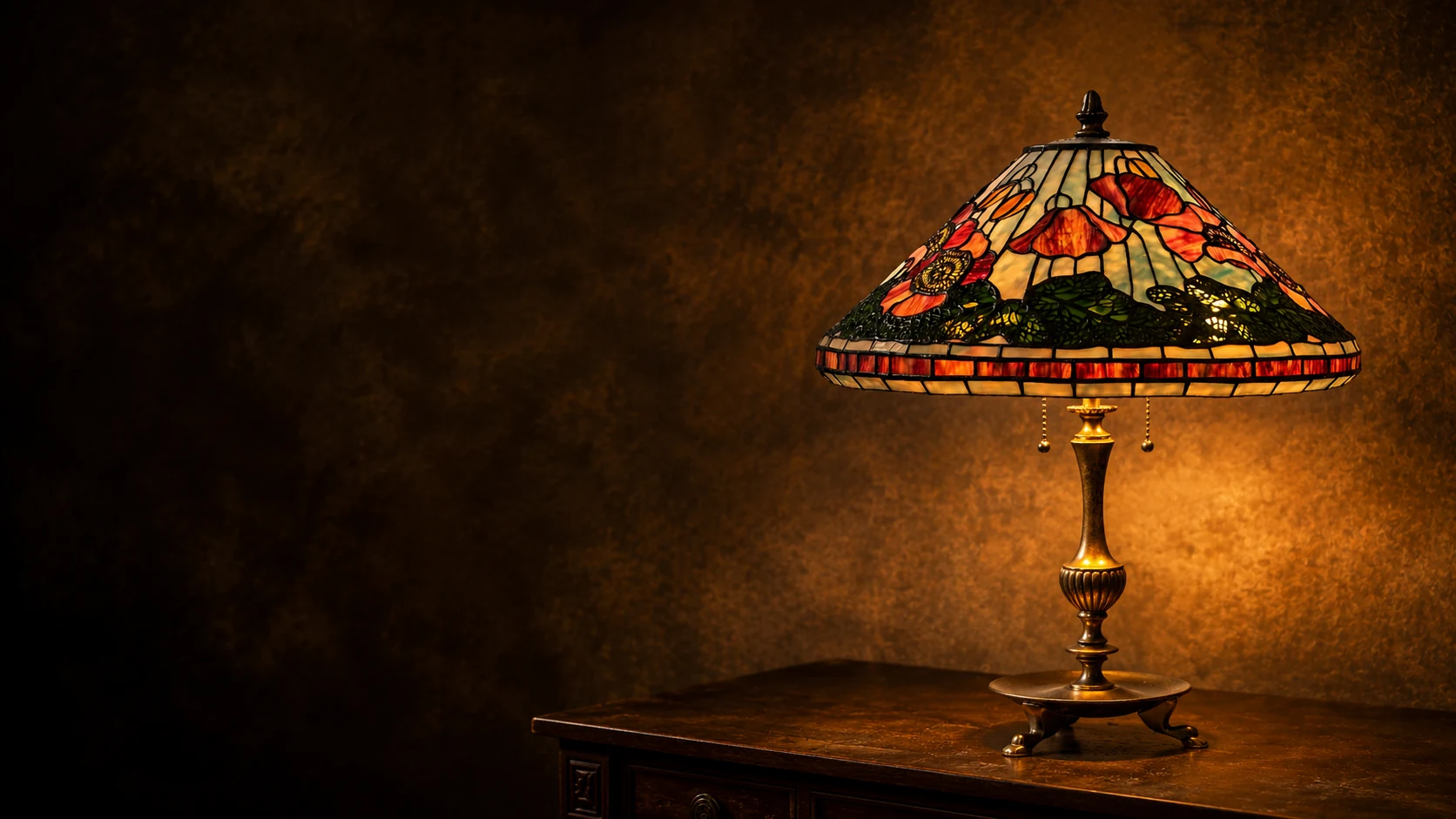 Lampa witrażowa Maki w ciemnej aranżacji