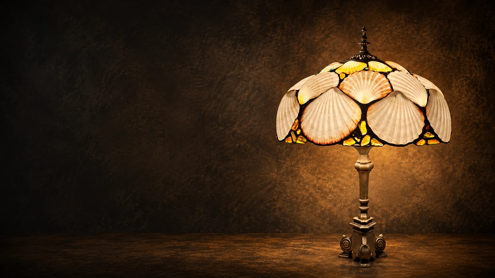 Lampa z dużych naturalnych muszli w ciemnej aranżacji